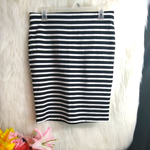 Old Navy Black and White Striped Skirt Size S - Picture 2 of 5